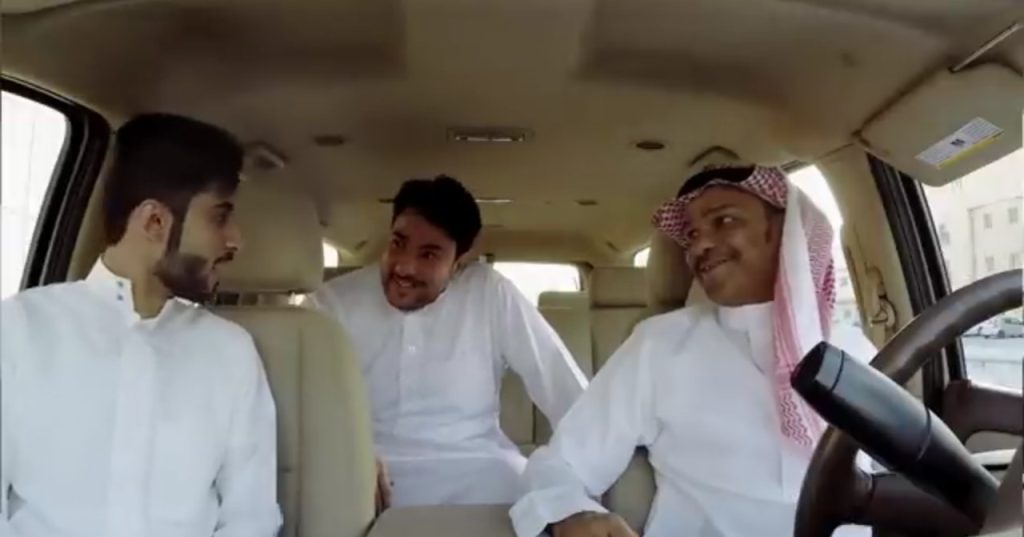 تضحك على اسلوبه