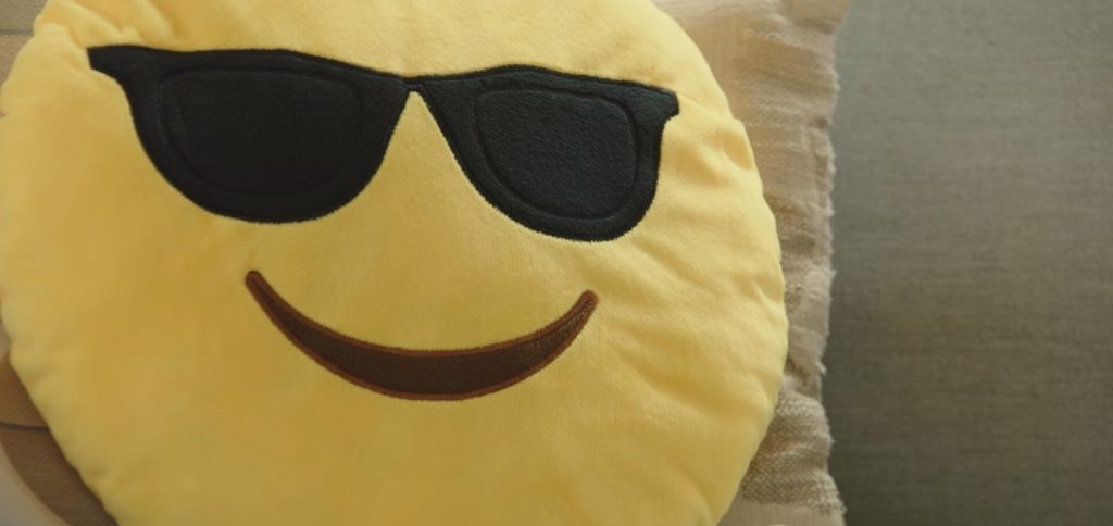 3 مخدات على كنبة