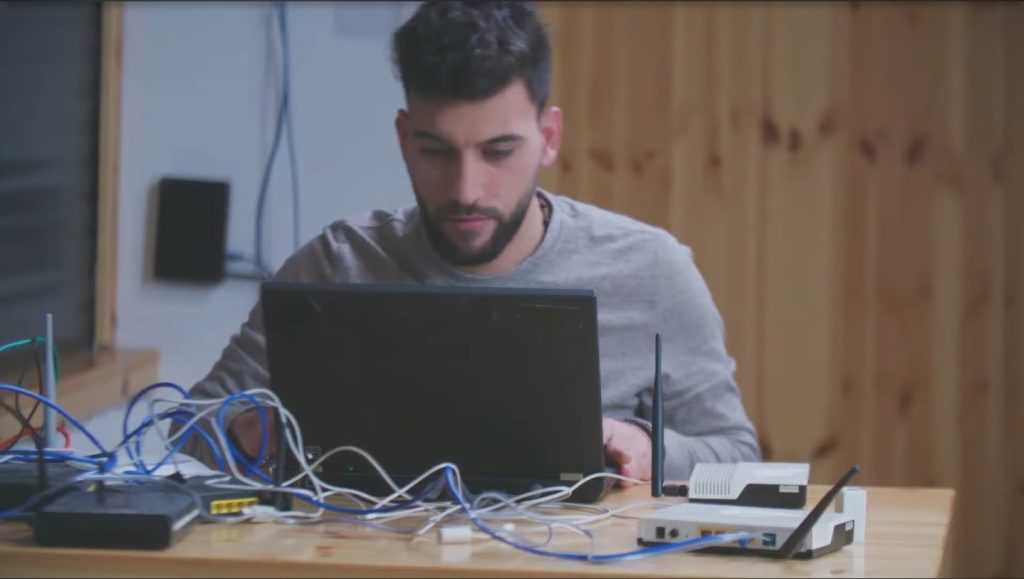 البيوت أسرار مش ايا خط نت بفوت الدار