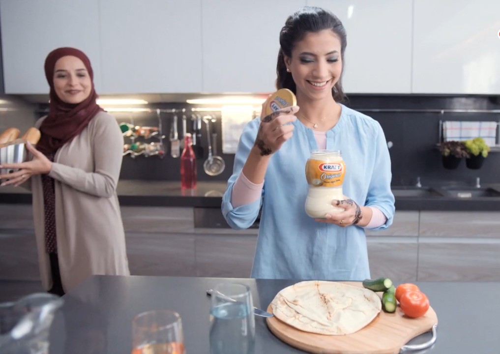 بإطلالة ذهبية