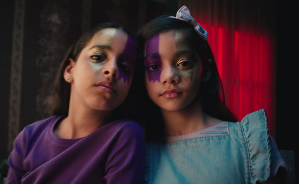 العين على الكأس